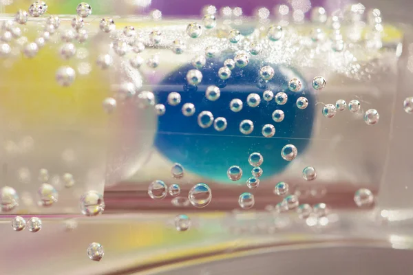 Composición abstracta con tubos subacuáticos con coloridas bolas de gelatina en el interior y burbujas —  Fotos de Stock