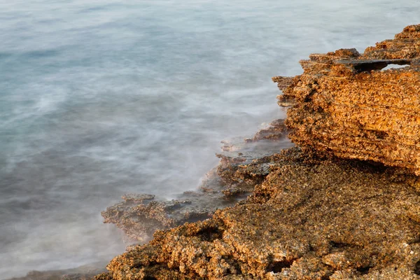 Orilla del mar Egeo en Grecia, Isla de Tasos - olas y rocas - fotografía de larga exposición — Foto de Stock