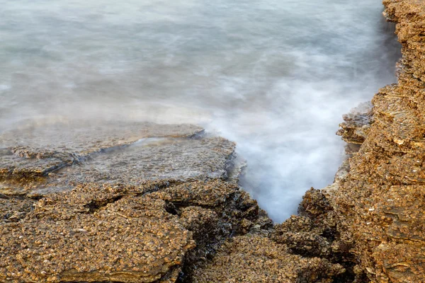 Mar Egeo in Grecia, isola di Taso - onde e rocce - fotografia a lunga esposizione — Foto Stock