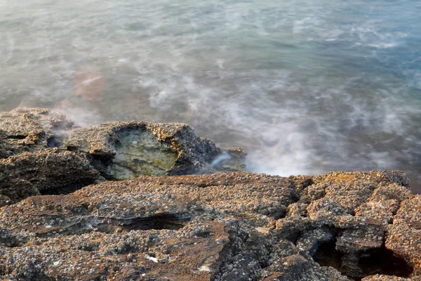 Orilla del mar Egeo en Grecia, Isla de Tasos - olas y rocas - fotografía de larga exposición — Foto de Stock