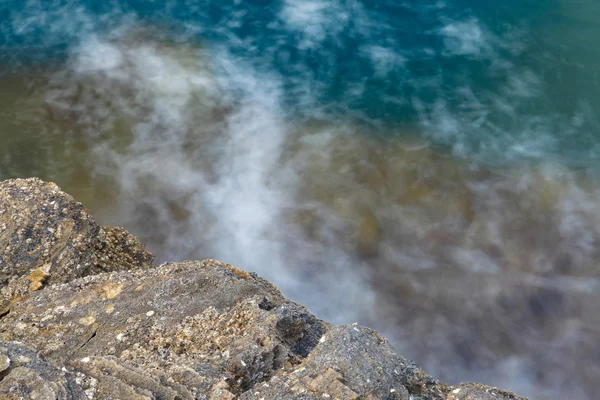 Brzeg morza Egejskiego w Grecja, wyspa thassos - fale i skały - Długa ekspozycja fotografii — Zdjęcie stockowe