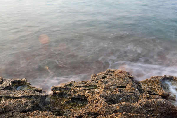 Egejské pobřeží v Řecku, ostrov thassos - vlny a skály - dlouhé expozice fotografie — Stock fotografie