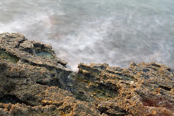 Mar Egeu na Grécia, ilha de Thassos - ondas e rochas - fotografia de longa exposição — Fotografia de Stock