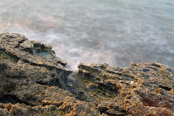 Orilla del mar Egeo en Grecia, Isla de Tasos - olas y rocas - fotografía de larga exposición — Foto de Stock