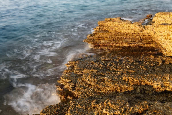 Orilla del mar Egeo en Grecia, Isla de Tasos - olas y rocas - fotografía de larga exposición — Foto de Stock