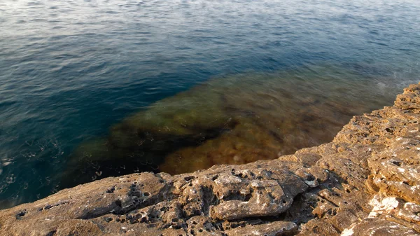 ギリシャのエーゲ海の海岸、タソス島 - 波と岩 - 長時間露光の写真撮影 — ストック写真