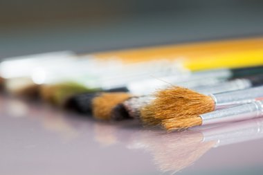 Beyaz arka plan ile farklı Boya fırçaları kümesini