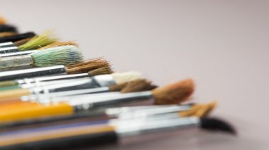 Beyaz arka plan ile farklı Boya fırçaları kümesini