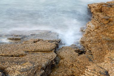 Ege kıyısında Yunanistan thassos Adası - dalgalar ve kayalar - uzun pozlama fotoğraf