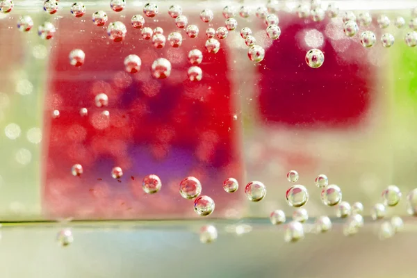 Composición abstracta con tubos subacuáticos con coloridas bolas de gelatina en el interior y burbujas —  Fotos de Stock