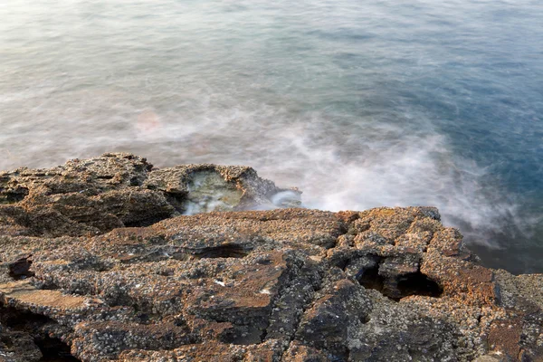 Orilla del mar Egeo en Grecia, Isla de Tasos - olas y rocas - fotografía de larga exposición —  Fotos de Stock