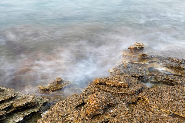 Égei-tengeri part Görögország, thassos-sziget - a hullámok és a sziklák - hosszú expozíciós fotózás — Stock Fotó