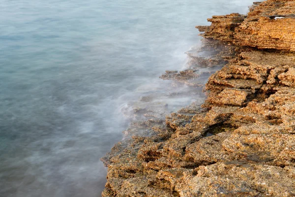 Égei-tengeri part Görögország, thassos-sziget - a hullámok és a sziklák - hosszú expozíciós fotózás — Stock Fotó