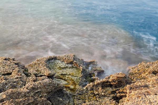 Orilla del mar Egeo en Grecia, Isla de Tasos - olas y rocas - fotografía de larga exposición —  Fotos de Stock