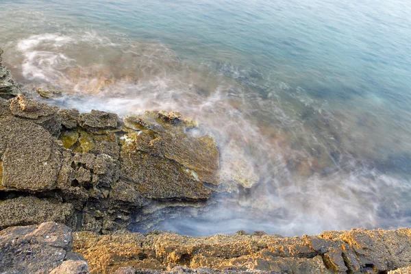 Orilla del mar Egeo en Grecia, Isla de Tasos - olas y rocas - fotografía de larga exposición —  Fotos de Stock