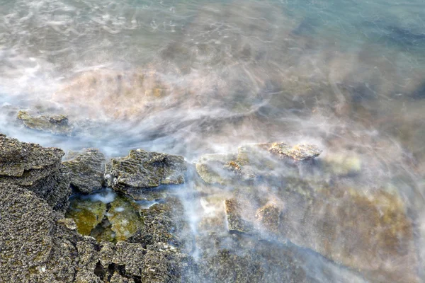 Orilla del mar Egeo en Grecia, Isla de Tasos - olas y rocas - fotografía de larga exposición — Foto de Stock