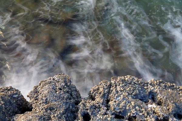 Côte égéenne en Grèce, île de Thassos - vagues et rochers - photographie longue exposition — Photo