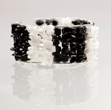 renkli değerli taşlar ve açık gri renkli gümüş jewels