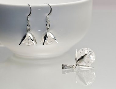 renkli değerli taşlar ve açık gri renkli gümüş jewels