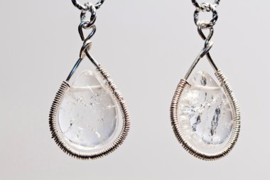 renkli değerli taşlar ve açık gri renkli gümüş jewels