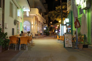 Potos, Thassos Island, Yunanistan - 24 Temmuz 2014 ile uzun pozlama - hareket etkileri neden gece sokak çekim