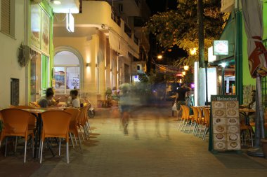 Potos, Thassos Island, Yunanistan - 24 Temmuz 2014 ile uzun pozlama - hareket etkileri neden gece sokak çekim