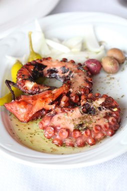Izgara ahtapot sebze ve limon ile