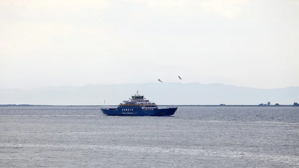 KERAMOTI, GRÈCE - 20 juillet - 2014 Le ferry Thassos se rend à l'île de Thassos le 20 juillet 2014 à Keramoti, Grèce — Photo