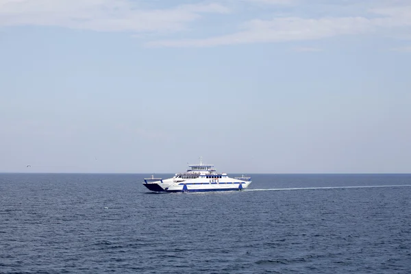 Keramoti, Grekland - 20 juli - 2014 The Thassos ferry går till Thassos island den 20 juli 2014 i Keramoti, Grekland — Stockfoto