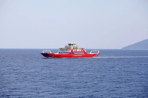 Keramoti, Grekland - 20 juli - 2014 The Thassos ferry går till Thassos island den 20 juli 2014 i Keramoti, Grekland — Stockfoto