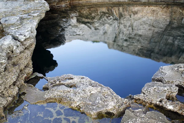 Giola - piscine naturelle dans l'île de Thassos, Grèce. Beaux détails et réflexions — Photo