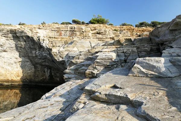 Giola - naturlig pool i Thassos ø, Grækenland. Smukke detaljer og refleksioner - Stock-foto