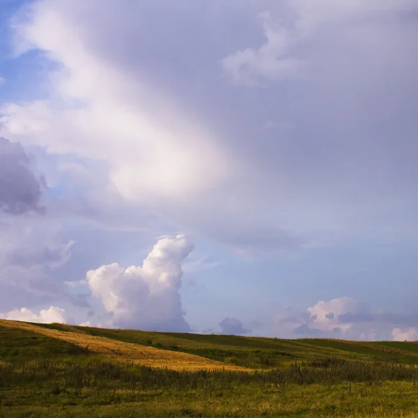 Rural landscape with fields and beautiful, dramatic, colorful clouds and sky — Stock Photo, Image