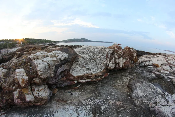 Paesaggio con acqua e rocce nell'isola di Taso, Grecia — Foto Stock