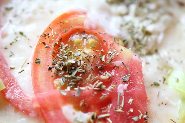 Bouyiourdi - warm voorgerecht met fetakaas en tomaten. Traditioneel Grieks eten — Stockfoto