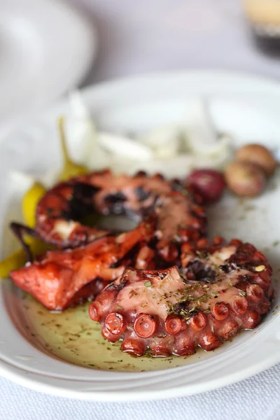 Izgara ahtapot sebze ve limon ile
