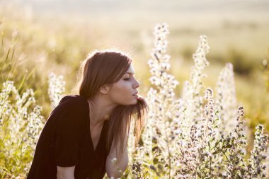 melankolik seyir alanında poz düz saçlı güzel kız