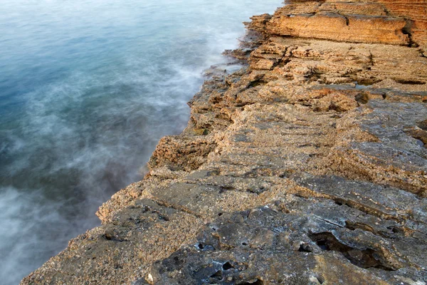 Orilla del mar Egeo en Grecia, Isla de Tasos - olas y rocas - fotografía de larga exposición —  Fotos de Stock