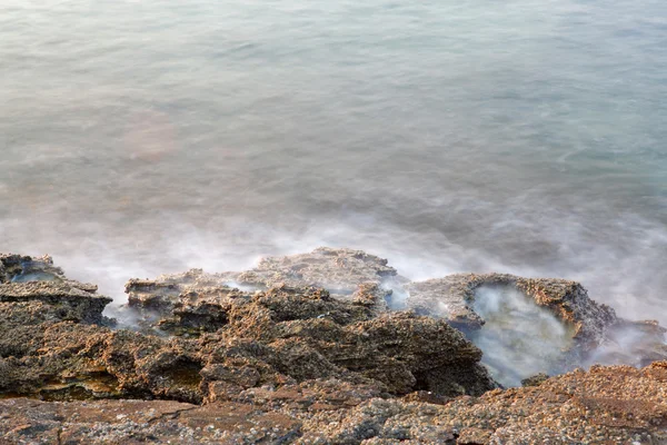 Égei-tengeri part Görögország, thassos-sziget - a hullámok és a sziklák - hosszú expozíciós fotózás — Stock Fotó