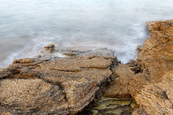 在希腊的爱琴海岸，萨索斯岛岛屿-波和岩石-长时间曝光摄影 — 图库照片