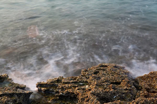 Эгейский берег в Греции, остров Тассос - волны и скалы - фотографии длительного пребывания — стоковое фото