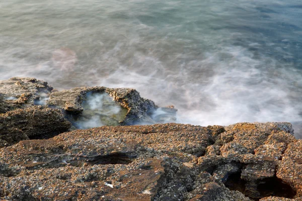 Brzeg morza Egejskiego w Grecja, wyspa thassos - fale i skały - Długa ekspozycja fotografii — Zdjęcie stockowe
