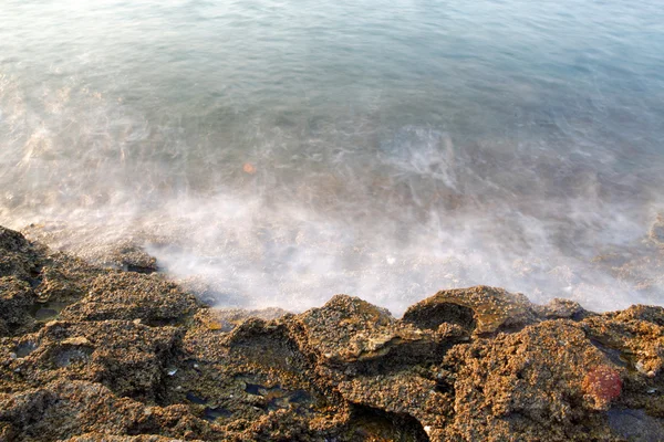 Côte égéenne en Grèce, île de Thassos - vagues et rochers - photographie longue exposition — Photo