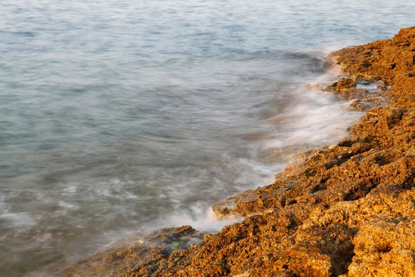Ege kıyısında Yunanistan thassos Adası - dalgalar ve kayalar - uzun pozlama fotoğraf — Stok fotoğraf