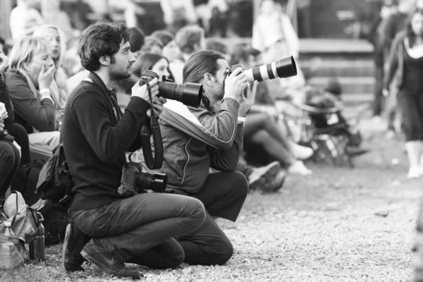 Lipca 2013 - Garaña, Rumunia. Darmowe pokazy i wystawy. Fotografowie i kamery na ulicach — Zdjęcie stockowe