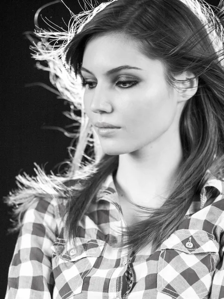 Beautiful caucasian long haired girl posing with dark background and contour light. Photo has grain texture visible on its maximum size. Artistic black and white photography — Stock Photo, Image