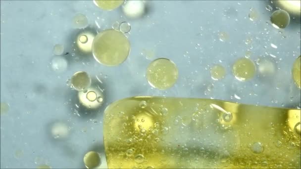 Olie, water en inkt mengen voor een mooie abstracte film — Stockvideo