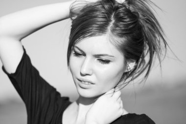 Alana poz uzun, düz saçlı güzel kız