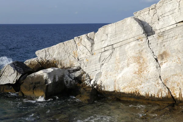 Spiaggia egea e rocce marmoree ad Aliki, isola di Taso, Grecia — Foto Stock