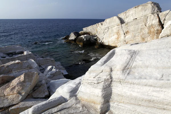 Egeiska kust- och marmorklippor på ön Aliki, Thassos, Grekland — Stockfoto